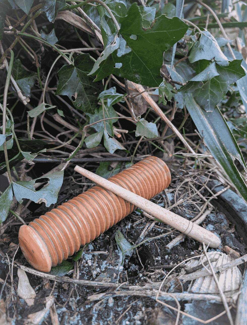 Musikinstrument: die Rassel aus Holz