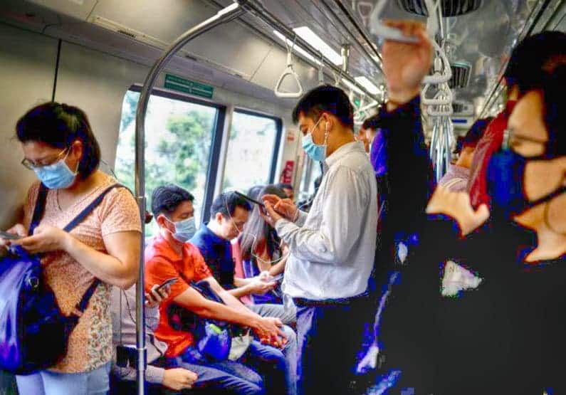 Commuters wearing masks in precaution of the coronavirus outbreak are pictured in a train during their morning commute in Singapore. (Ph. credit: Reuters File Photo)